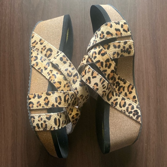 VOLATILE Shoes Women’s Size 9 Volatile Mayfield Leopard Print Calf Hair Wedge - Picture 7 of 9